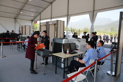 雁栖湖国际会议中心安检现场的同方威视设备。