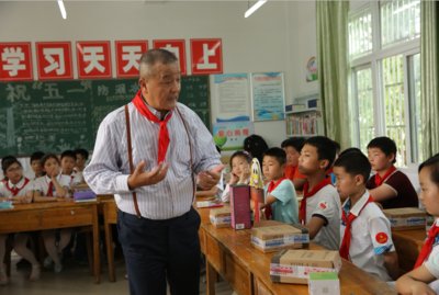 中国平安集团董事长兼CEO马明哲在安徽六安的第一所平安希望小学进行支教活动