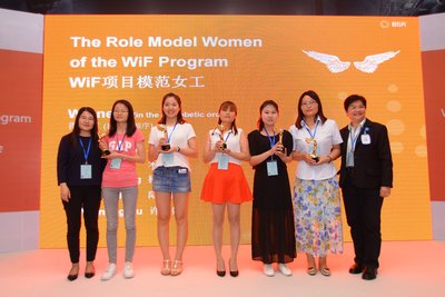 沃尔玛全球采购相关负责人为工厂女工项目模范女工颁奖。