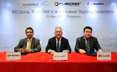 Raju Chellam - Vice President of Fusionex, Lau Bik Soon - Group Chief Executive Officer of REDtone International Berhad, and George Pan – Chief Technology Officer of Huawei Malaysia at the MoU signing ceremony.