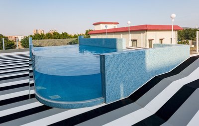 The picture shows PHNIX adopting its own pool heat pump on its roof swimming pool. 