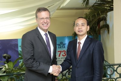 Hong Kong Airlines and Virgin Australia will launch codeshare partnership. Mr Zhang Kui, Co-Chairman of Hong Kong Airlines (right); Mr John Thomas, Group Executive, Virgin Australia Airlines (left)