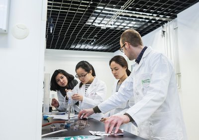 根特大学国际校区的学生正在实验室做实验 (http://www.ghent.ac.kr/)