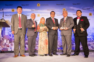 "Representatives from PT Petrokimia Gresik received Gold Trophies from Yujie Chen, Senior Vice President Asia Pacific PR Newswire, in the 2017 Asia-Pacific Stevie Awards Banquet at Hilton Hotel Tokyo, Japan." (From left to right: Mr. Yujie Chen, Mr. Wahjudi (Corporate Secretary), Mrs. Sumiyati (GM Operational Plan & Control), Mr. Pardiman (Finance Director), Mr. Nugroho Christijanto (President Director), and Mr. Taufik Aldila Armaputra (Project Officer for International Competition)).