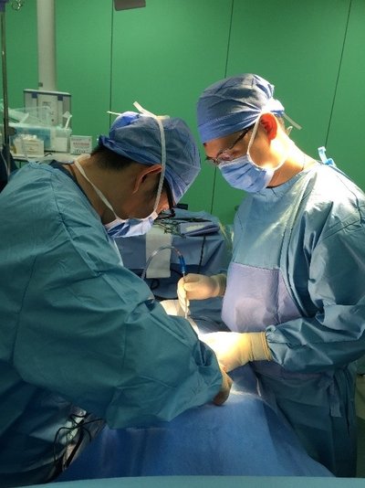 脊柱神经外科专家菅凤增主任在北京怡德医院为患者实施显微下微创椎管减压手术