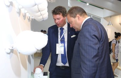 LIFAair創始人梅傑佩先生（右一）在展台