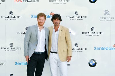 左：英国哈里王子 右：阿根廷马球运动员及瑞吉鉴赏家Nacho Figueras于新加坡共襄顶级马球盛事 -- Sentebale杯慈善马球赛