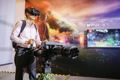 費者體驗酷開VR遊戲設備