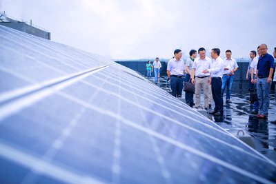 武鋼江北集團14兆瓦分佈式屋頂光伏發電項目並網運營揭幕儀式現場參觀