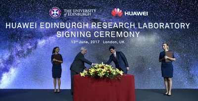 Ken Hu(right), Deputy Chairman of the Board and Rotating CEO at Huawei, and Professor Sir Timothy O'Shea(left), Principal of the University of Edinburgh, signed the partnership agreement at Huawei's European Innovation Day.
