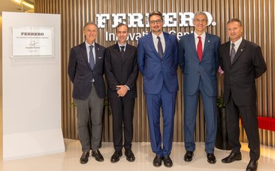 Mr Giovanni Ferrero ประธานเจ้าหน้าที่บริหาร Ferrero International และคณะผู้บริหารของ Ferrero