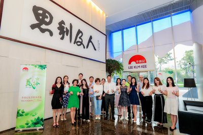 李锦记团队与媒体代表在上海李锦记大厦为思利及人的企业文化点赞