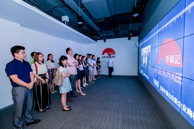 媒体记者在品牌展示走廊了解和感受李锦记129年的发展历程