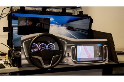 通过模拟仪表盘和挡风玻璃环境来展示CarSync和驾驶舱在OTA软件更新、互联车载娱乐系统、以及模拟平视显示器的应用
