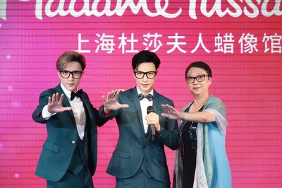 默林娱乐集团中国区总经理陈洁女士与薛之谦共同揭幕蜡像造型