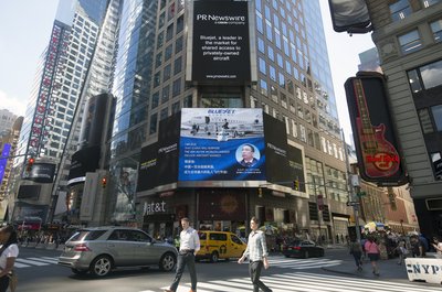 蓝伯爵私人飞行纽约时代广场发布图片