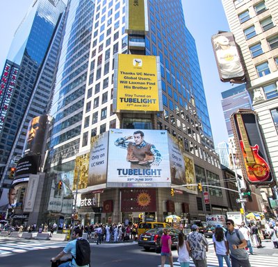 玩家的照片在六月二十号与电影海报一起出现在纽约时代广场上
