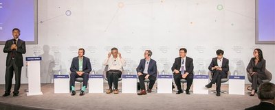 宜信公司创始人、CEO唐宁（右3）出席“2017夏季达沃斯论坛”