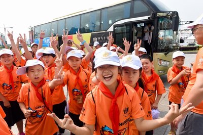 神马专车志愿者带领三岔镇中心小学学生到达开幕式现场