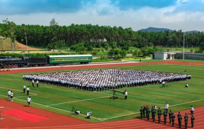 两千名教育工作者国旗下宣誓华渔奏响奉献教育最强音