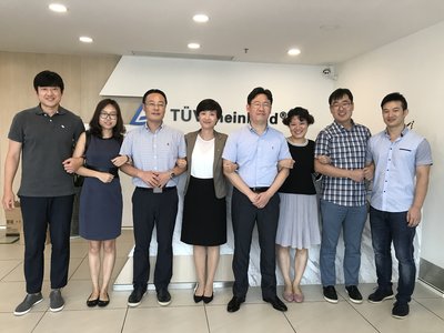 2017年7月7日, 韩国机械电气电子试验研究院全球市场准入中心负责人Cho, Jun Rae先生和该院驻中国区总裁Nam, Ki Il先生参观TUV莱茵CB测试实验室。