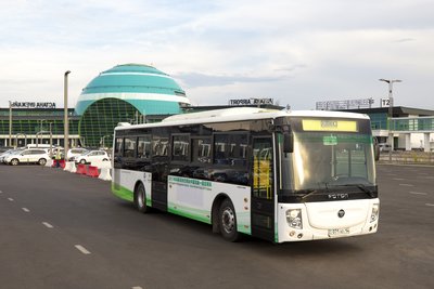Bas FOTON AUV bertanggungjawab bagi operasi pemindahan perjalanan pergi balik dari lapangan terbang untuk tetamu kehormat China Pavilion di Lapangan Terbang Nazarbayev di Astana