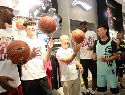 李宁品牌创始人、董事长李宁先生，羽毛球世界冠军鲍春来先生及NBA“韦德之队”重量级球星现场体验指尖转球