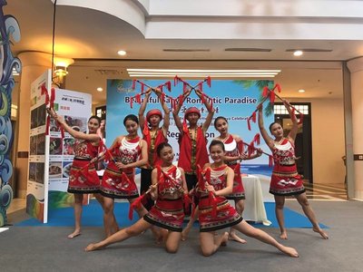 Warganegara Li, satu kumpulan etnik yang besar di Pulau Hainan, seronok menyanyi dan menari