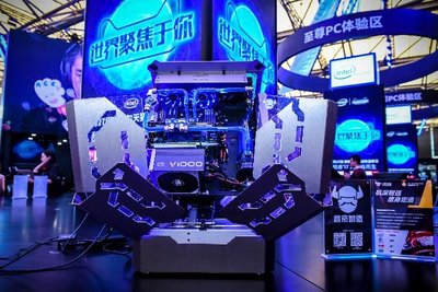 英特尔展馆展出搭载酷睿i9处理器DIY炫酷战机