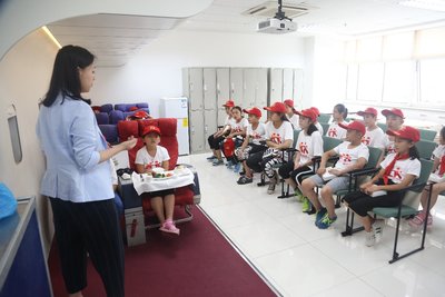 孩子们在工作人员的陪同下参观了海南航空北京运营基地并观摩航空运行控制中心，在愉快的氛围中学习了基础的航空知识