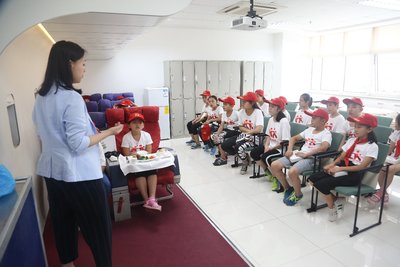 孩子們在工作人員的陪同下參觀了海南航空北京運營基地并觀摩航空運行控制中心，在愉快的氛圍中學習了基礎的航空知識