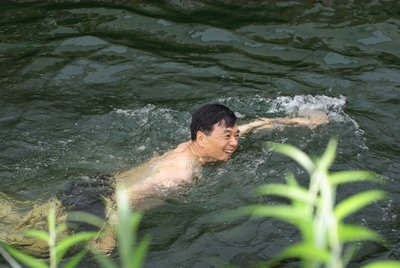 开能环保董事长瞿建国先生亲自下河体验河浜泳道