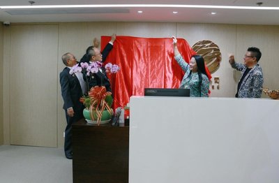 香港久久有限公司在总部香港举行揭牌仪式