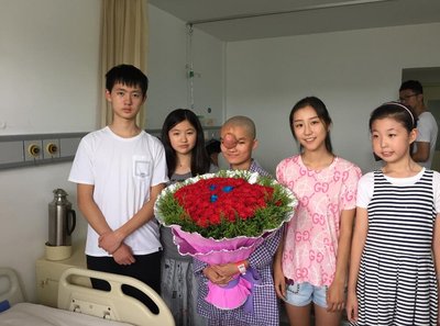 小娟手术前，“新梦想”的爱心中学生们为她送去鲜花与祝福