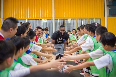 阿迪达斯携NBA球星哈登在杭州举办公益活动