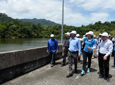 Site visit to the Sultan Azlan Shah Dam. From left: Dato’ Ir. Mohd Yusof B. Mohd Isa, General Manager of Lembaga Air Perak (LAP), Ms. Eliane Van Doorn, Director Business Development UBM ASEAN and Dato’ Teo Yen Hua, Advisor of UBM Water Series Events.