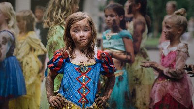 9岁的爱丽丝喜欢在泥巴里玩耍，也喜欢打扮成公主，她的妈妈说有时我们给女孩们设定了一些标签而忘记了她们身上存在的更多可能性