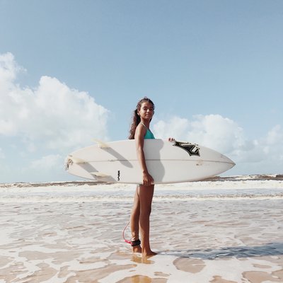 Sol才11岁，已经是各类冲浪大赛选手，她的梦想是成为巴西第一位女冲浪冠军