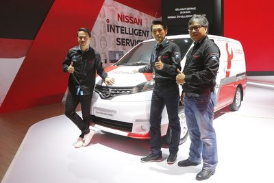Joe Taslim, Bapak Eiichi Koito, President Director PT Nissan Motor Indonesia, dan Bapak Davy Tuilan, VP Direktur Marketing & Sales Nissan
