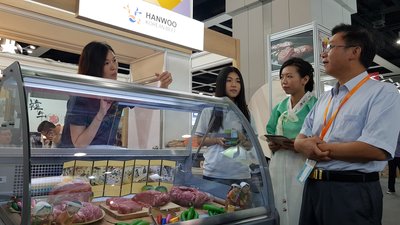 To promote awareness and increase consumption of Hanwoo (Korean Beef) in Hong Kong, the two parties are conducting a large publicity campaign at the HKTDC Food Expo 2017, being held at the Hong Kong Convention and Exhibition Centre in Wan Chai, Hong Kong from Aug 17-19. Their joint booth features a variety of promotional activities, like providing information on the high quality of Hanwoo for not only local buyers but also consumers, display of Hanwoo dishes, tasting and prize events.