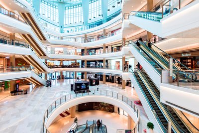 上海的恒隆廣場剛完成大型的資產優化計劃，全面提升購物環境及引入新穎國際品牌，迎合年輕富裕顧客的品味和需求，再次確立項目作為中國奢侈品品牌集中地的獨有定位。