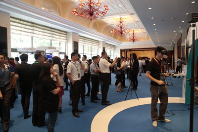 企业运用VR技术融合金融场景向参会嘉宾展示未来银行服务