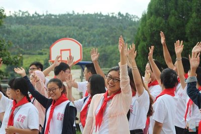 美丽中国校园青年代表到达峰会，穿上“喜欢支教”T-shirt。