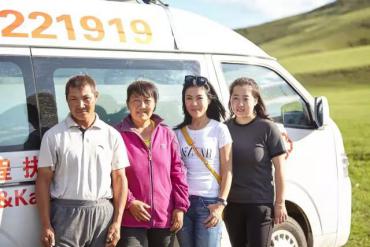 苏芒带领芭莎公益慈善基金团队前往内蒙古阿鲁科尔沁旗对捐赠的救护车使用状况进行回访