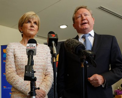 Menteri Luar Australia, YB Julie Bishop MP dan Pengerusi Bersama Perniagaan, Andrew Forrest AO memberi respons kepada rakan media dalam Forum Kerajaan dan Perniagaan Bali Process di Perth.