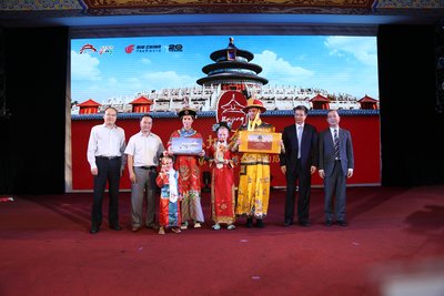 The official Imperial Ambassadors Family Fizz takes group photo with leaders from Beijing Municipal Commission of Tourism Development and Air China