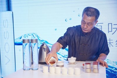 国家非遗武夷山岩茶制作技艺传承人王顺明现场炮制茶水