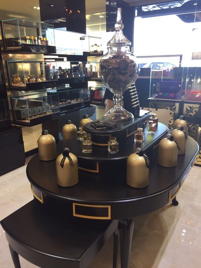 โต๊ะวางน้ำหอมพร้อมฝาครอบทรงระฆังคว่ำอันเป็นเอกลักษณ์ของ Fragrance Du Bois ที่ร้าน Niche Perfumes ในเมืองมาร์เบลลา ประเทศสเปน