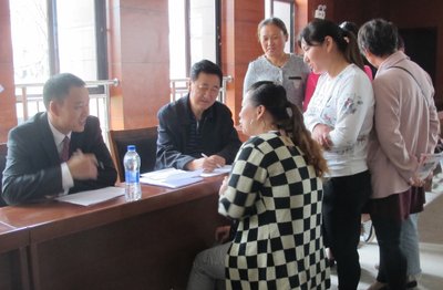 招生小组成员在对报名的妇女进行面试（左一：杨国超，左二：陈祖培）