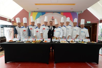 (From left) Chef Chan Kwok Keung, Chef Ma Wing Tak, William, Chef Lee Man Sing, Chef Wong Lung To, Adam, Chef Wong Wing Keung, Lee Kum Kee Sauce Group Chairman Mr. Charlie Lee, Chef Au Kwok Keung, Albert, Chef Lau Ping Lui, Chef Yau Kit Piu, Chef Lam Huen Fai, Patrick and Chef Wong Ah Bo, Paul